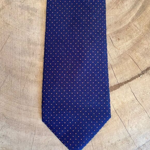 MICHEAL KORS BLUE TIE WITH PINK DOTS 62” LONG 3” WIDTH 70% SILK 30% COTTON - Picture 2 of 3